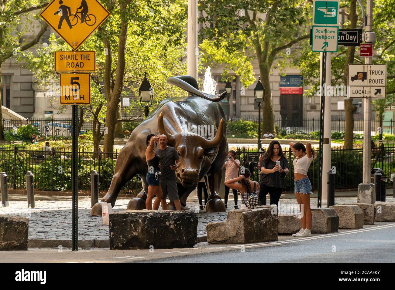 Peu de touristes se rendent dans les environs et posent pour des photos< pendant la pandémie< devant le Wall Street Bull, par l'artiste Arturo DiModica, sur Broadway à Lower Manhattan à New York le jeudi 30 août 2018. (© Richard B. Levine) Banque D'Images