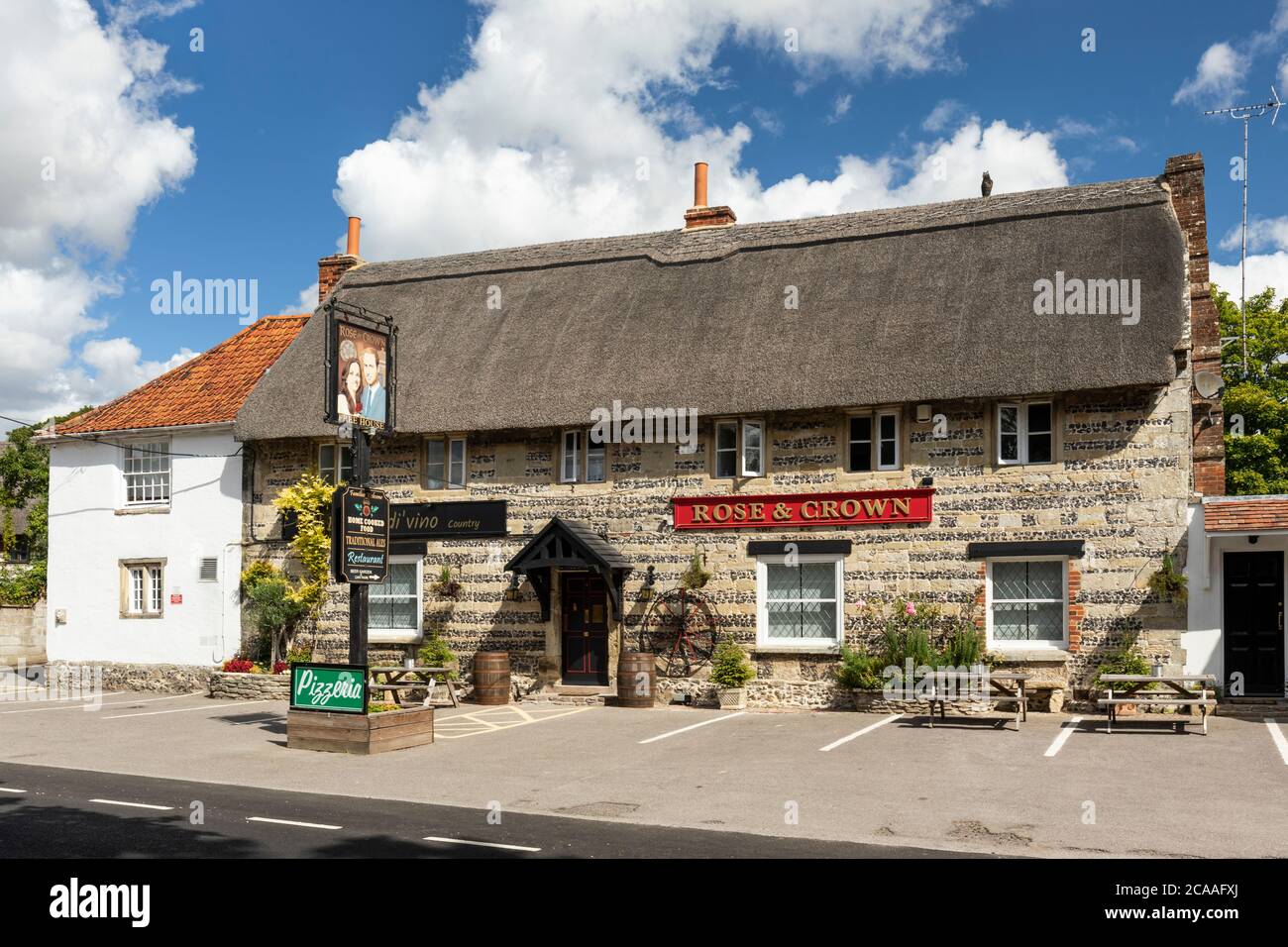 The Rose & Crown public House and Italian Restaurant, Tilshead High Street, Wiltshire, Angleterre, Royaume-Uni Banque D'Images