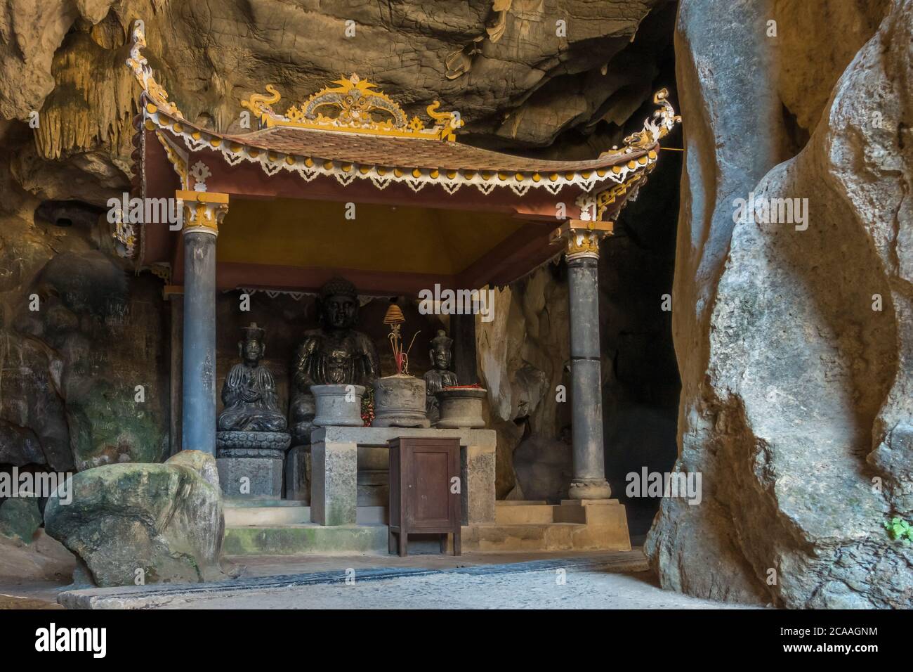 Un temple grotte caché appartenant à la Pagode de Bich Dong à proximité de Ninh Binh au Vietnam Banque D'Images