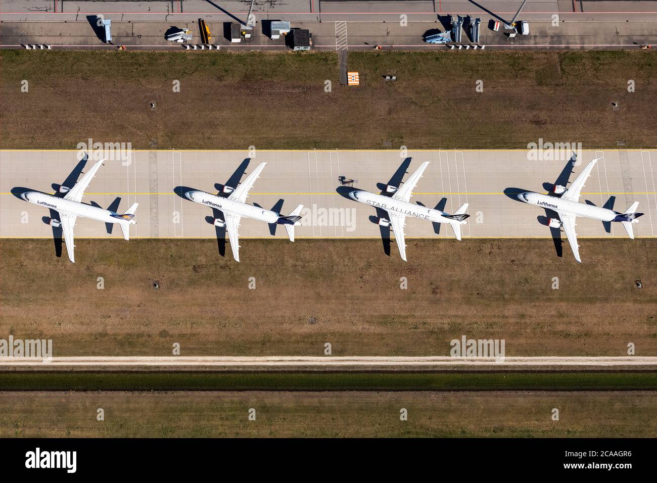 Passagierflugzeuge der Lufthansa, aufgrund des Corona locklocklockings auf der parkposition - Abstellfläche auf dem Flughafen in München-Flughafen Banque D'Images