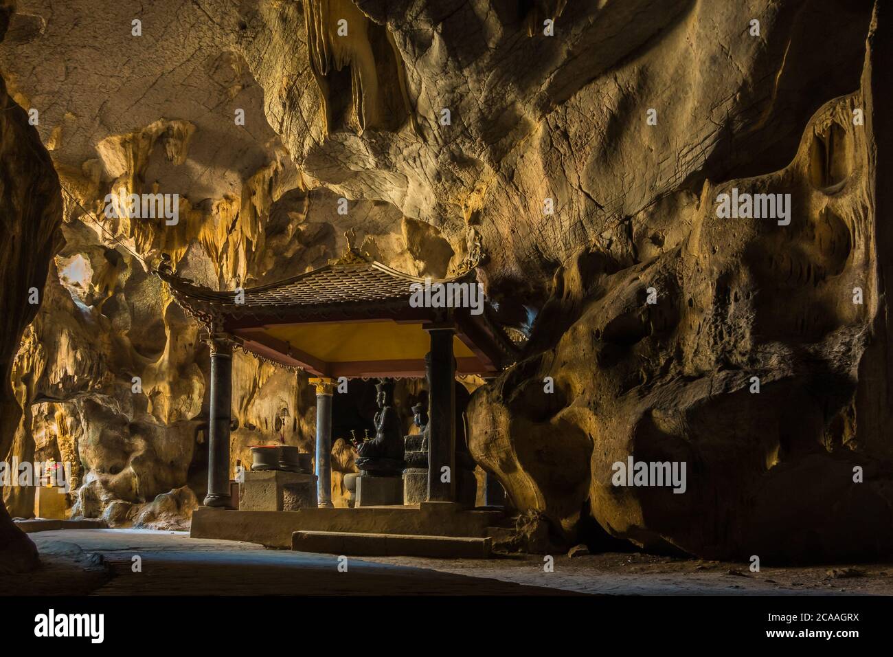 Un temple grotte caché appartenant à la Pagode de Bich Dong à proximité de Ninh Binh au Vietnam Banque D'Images