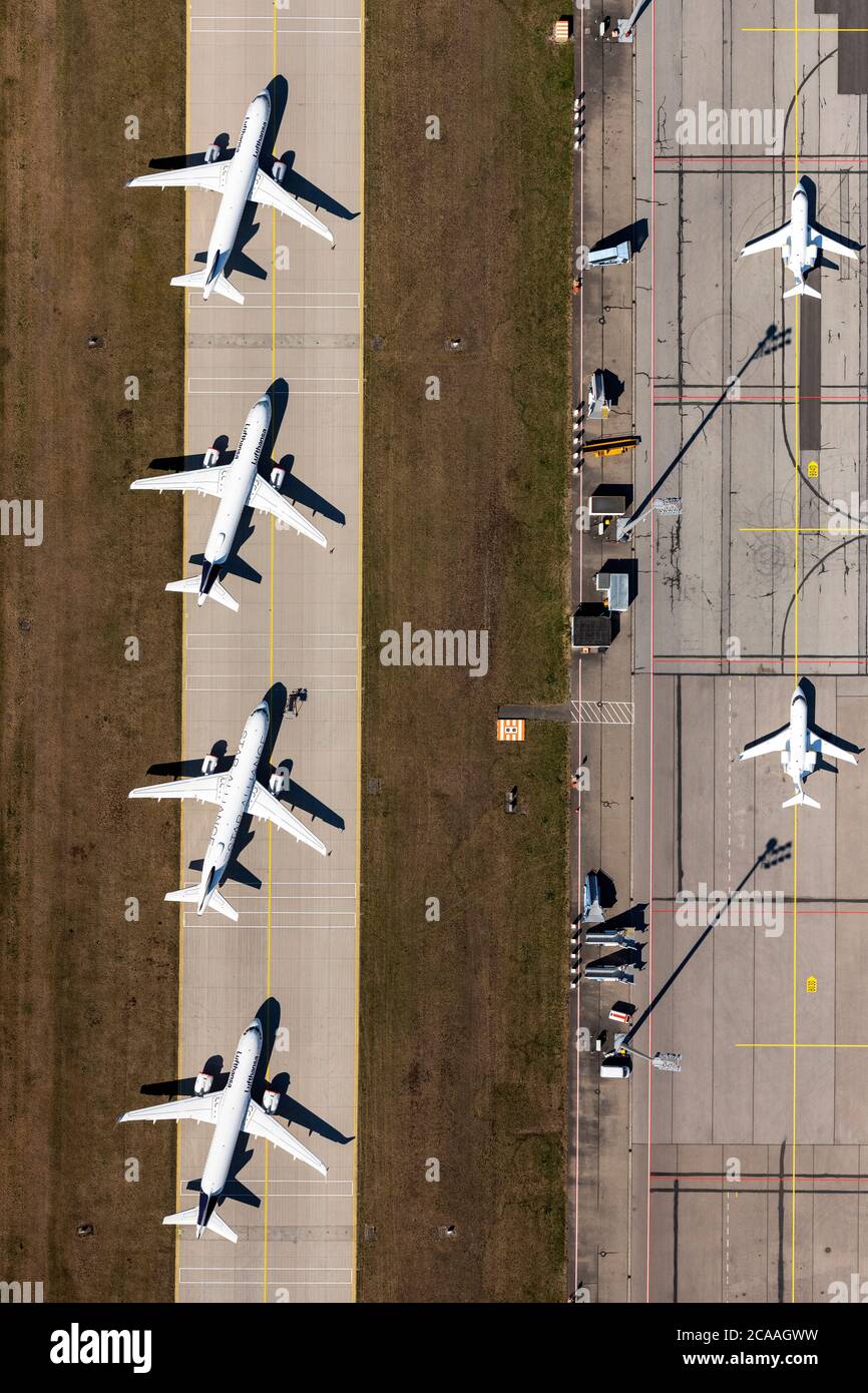 Passagierflugzeuge der Lufthansa, aufgrund des Corona locklocklockings auf der parkposition - Abstellfläche auf dem Flughafen in München-Flughafen Banque D'Images