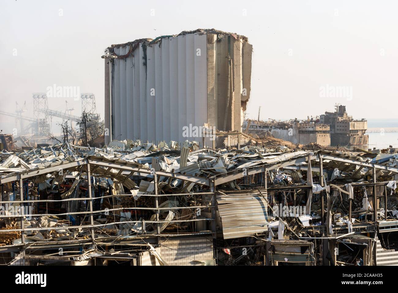 Des silos à céréales endommagés dans le port de Beyrouth qui ont été complètement détruits après une explosion massive ont secoué Beyrouth le 4 août 2020, au Liban Banque D'Images