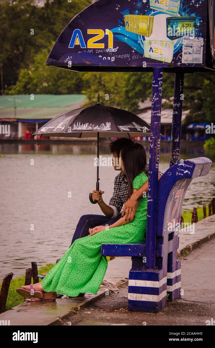 Jeune couple sous la pluie Banque D'Images