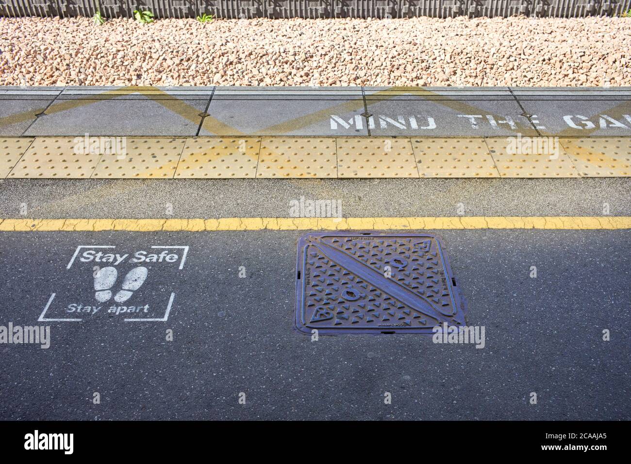 Restez en sécurité, restez à l'écart pulvérisé sur les messages à la gare de Milton Keynes Banque D'Images