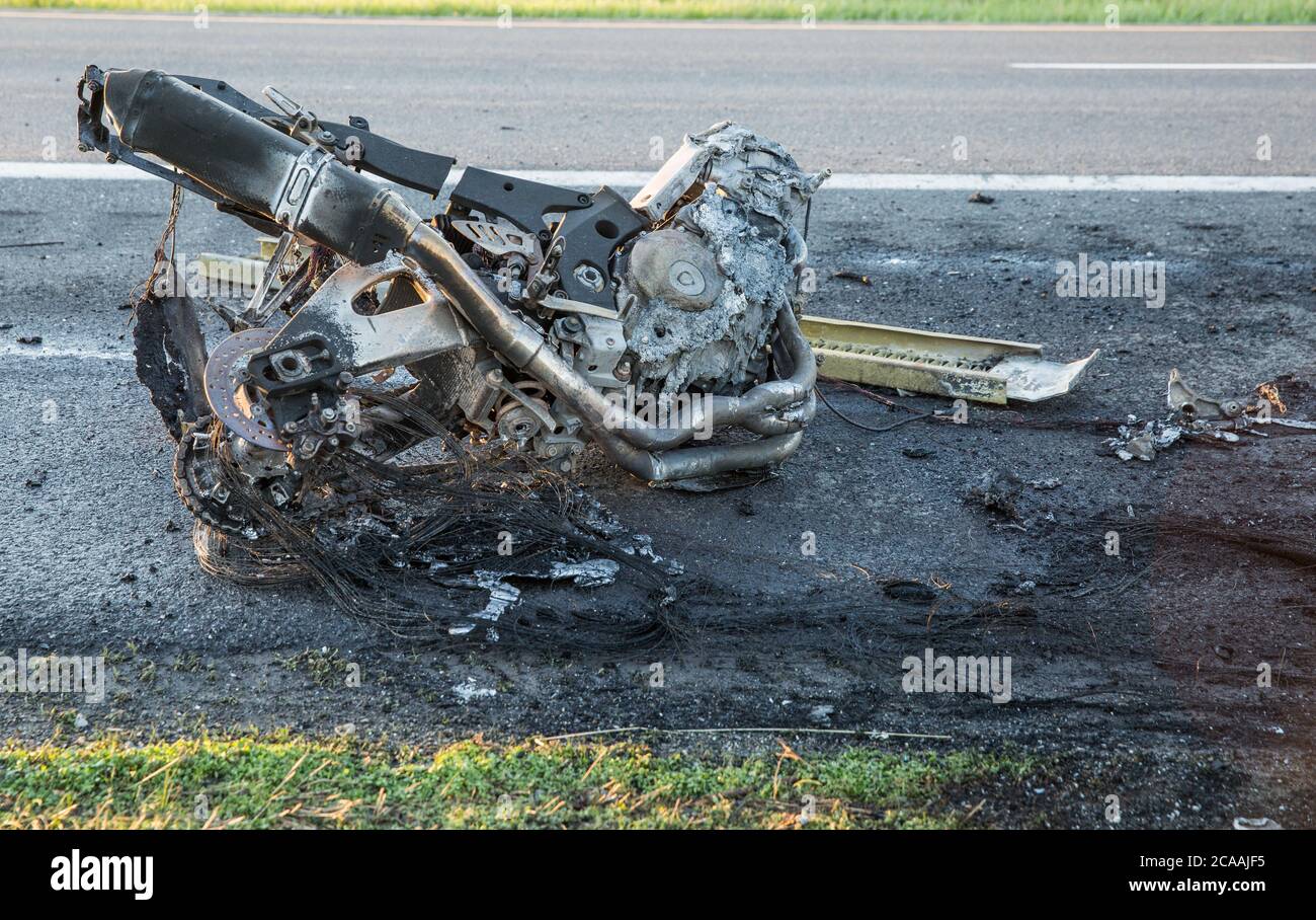 Moto brûlée après accident Photo Stock - Alamy
