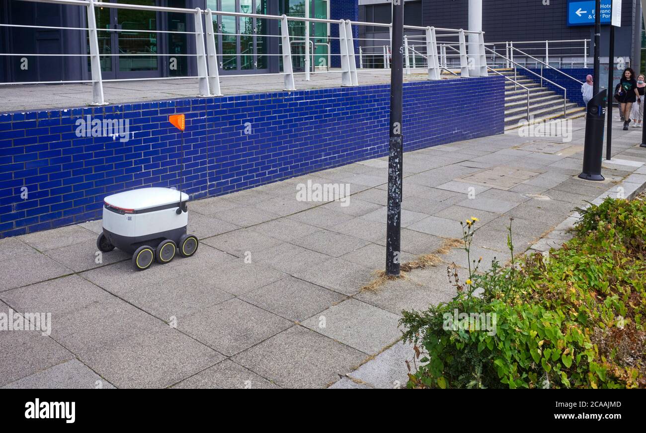 Un module de livraison de robot se déplaçant le long des allées de Milton Keynes Banque D'Images