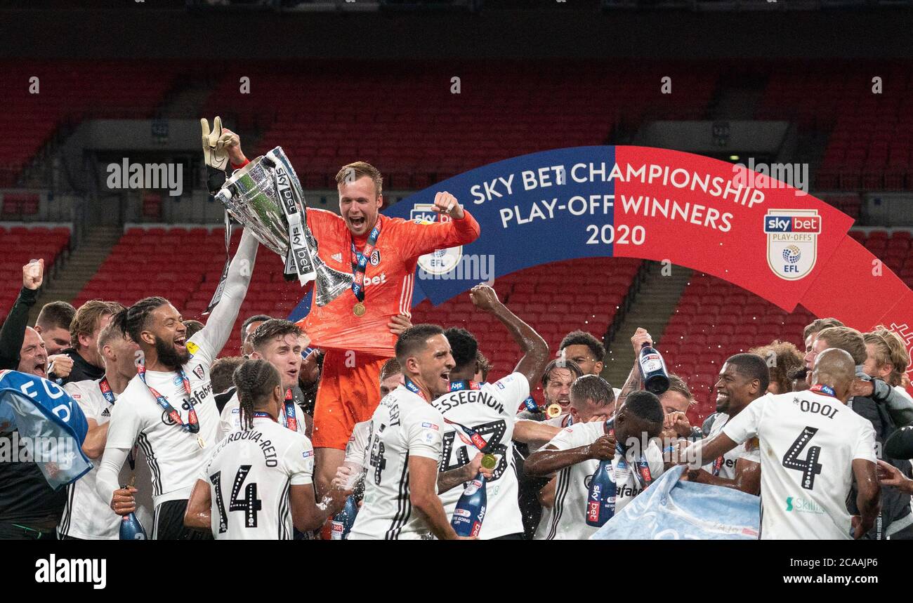 Londres, Royaume-Uni. 04e août 2020. Le Marek Rodak de Fulham avec trophée après le match de finale du championnat Sky Bet Play-off entre Brentford et Fulham au stade Wembley, Londres, Angleterre, le 4 août 2020. Les stades de football restent vides en raison de la pandémie de Covid-19, car les lois de distanciation sociale du gouvernement interdisent aux supporters à l'intérieur des lieux, ce qui entraîne le jeu de tous les présentoirs derrière des portes fermées jusqu'à nouvel ordre. Photo par Andrew Aleksiejczuk/Prime Media Images. Crédit : Prime Media Images/Alamy Live News Banque D'Images