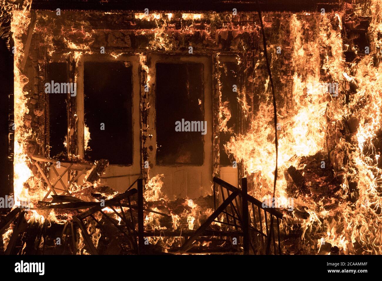 Incendie de la maison complètement englouti. Banque D'Images