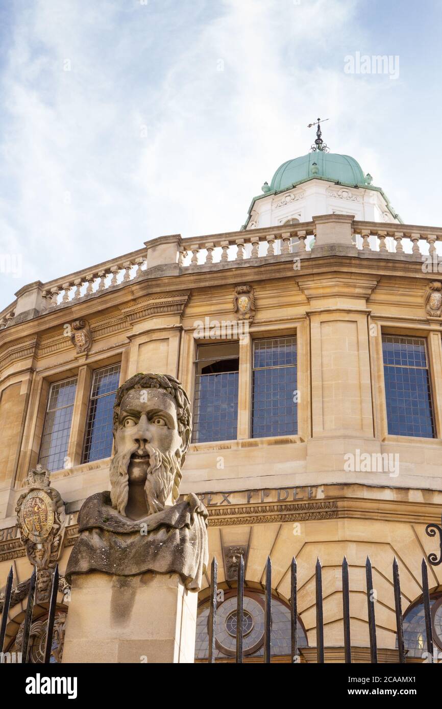 Il y a treize piliers carrés surmontés de bustes de tête et d'épaule marquant la limite avant du théâtre sheldonian à oxford Banque D'Images