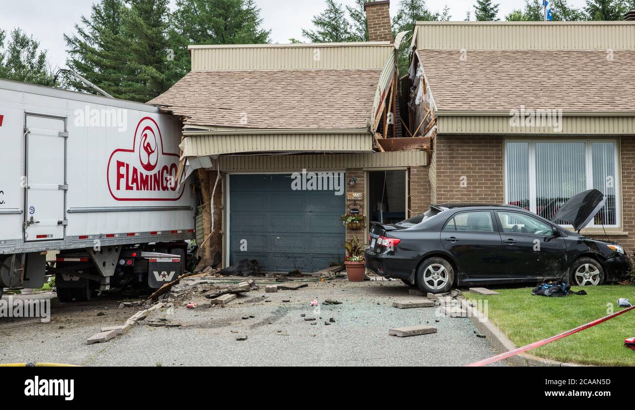 Van frappe une voiture et une maison Banque D'Images