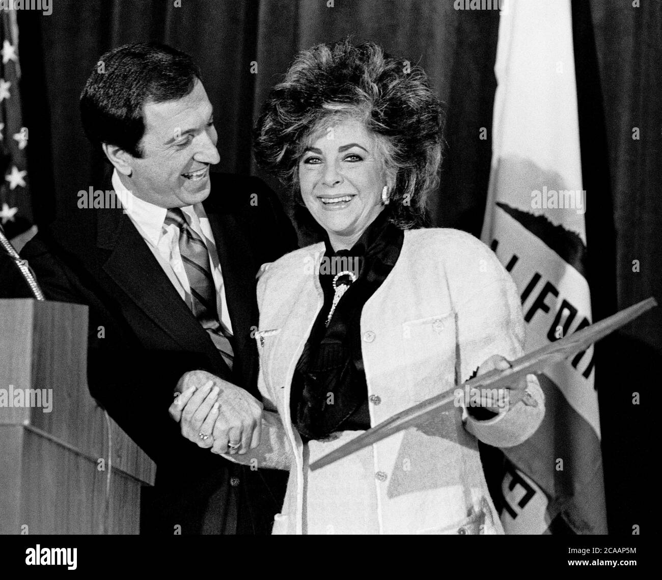 Elizabeth Taylor et le maire de San Francisco Art Agnost lors d'une campagne de collecte de fonds pour l'American Foundation for AIDS Research en 1986 Banque D'Images