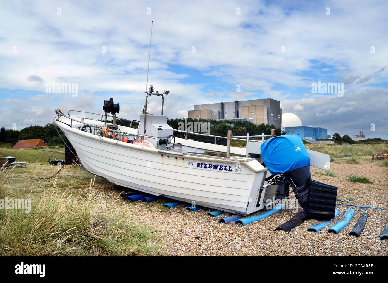 bateau de pêche côtière transporté sur la plage devant la centrale nucléaire de sizewell Banque D'Images
