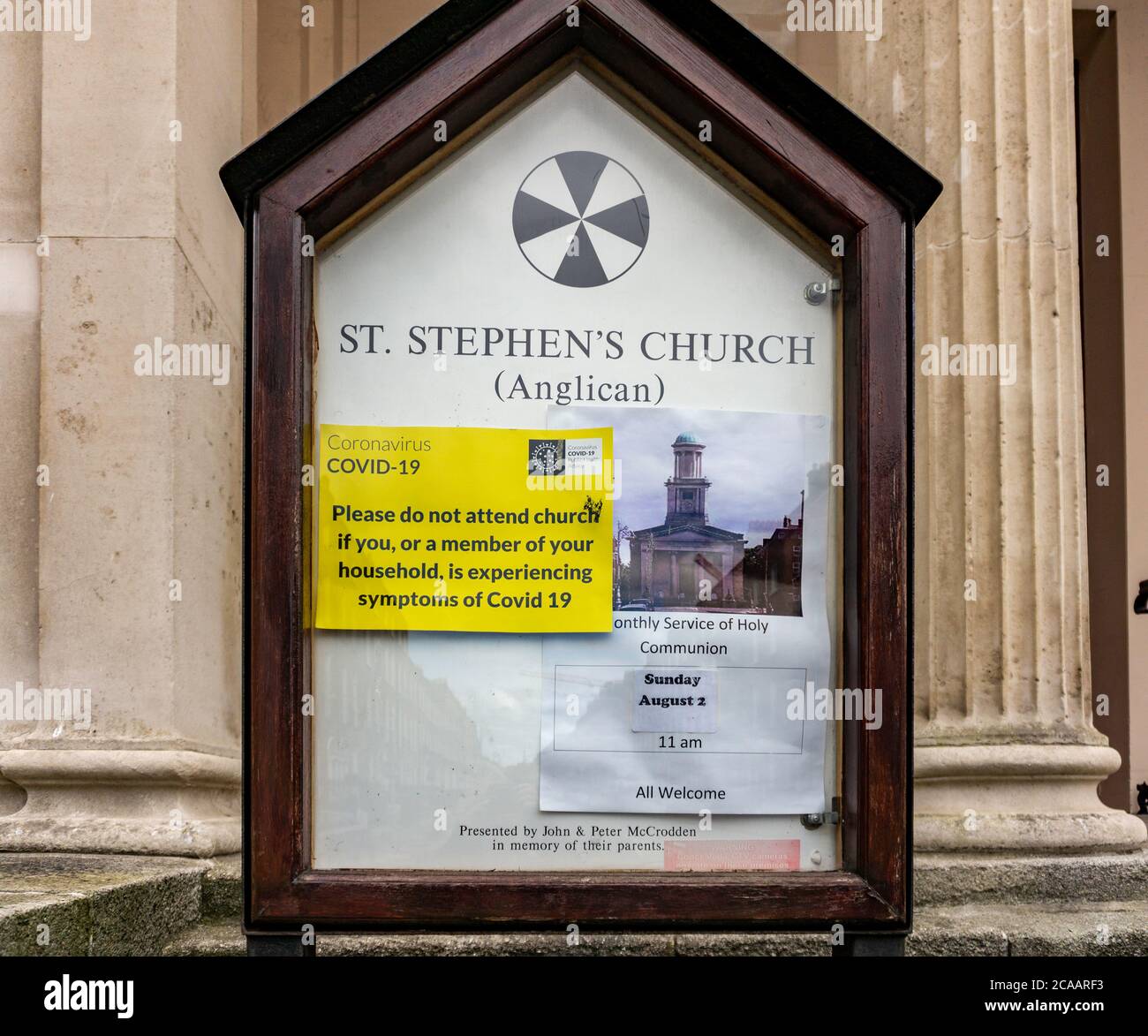 Le panneau Covid sur l'église St Stephens, Mount Street Crescent, Dublin, Irlande demandant la non-présence en cas de symptômes du coronavirus. Banque D'Images