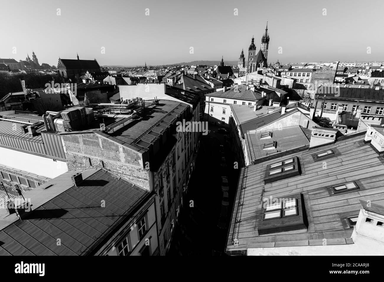Vue depuis le toit de la vieille ville de Cracovie, Pologne. Photo en noir et blanc. Banque D'Images