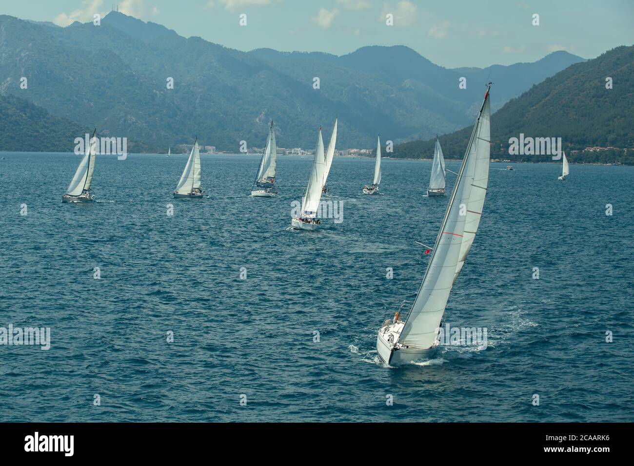 Course de yacht à voile. Bateaux yachts avec voiles blanches dans la mer ouverte. Banque D'Images
