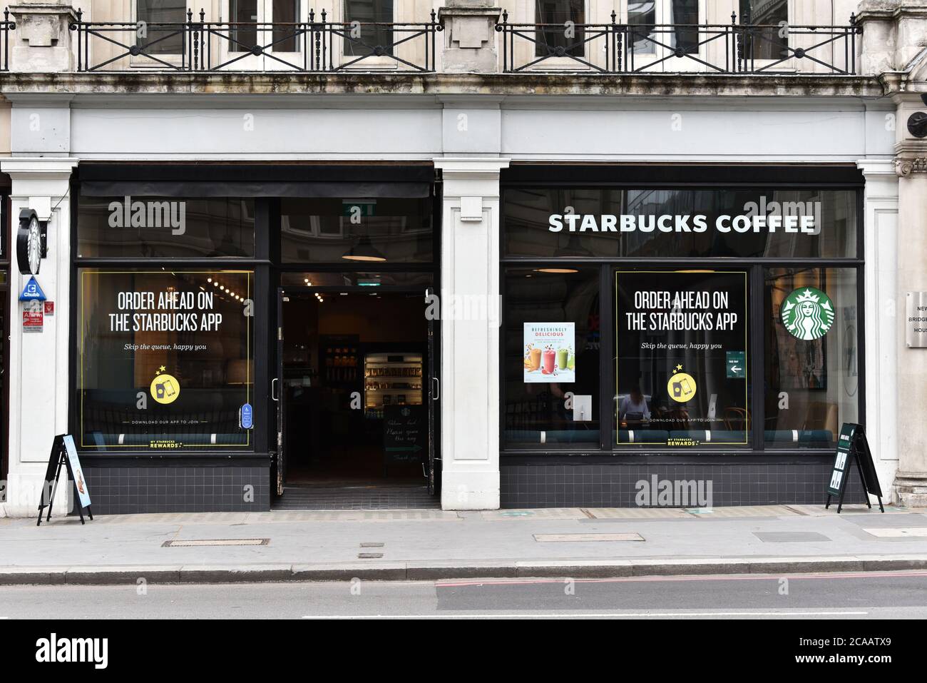 Un café Starbucks à Londres. Banque D'Images