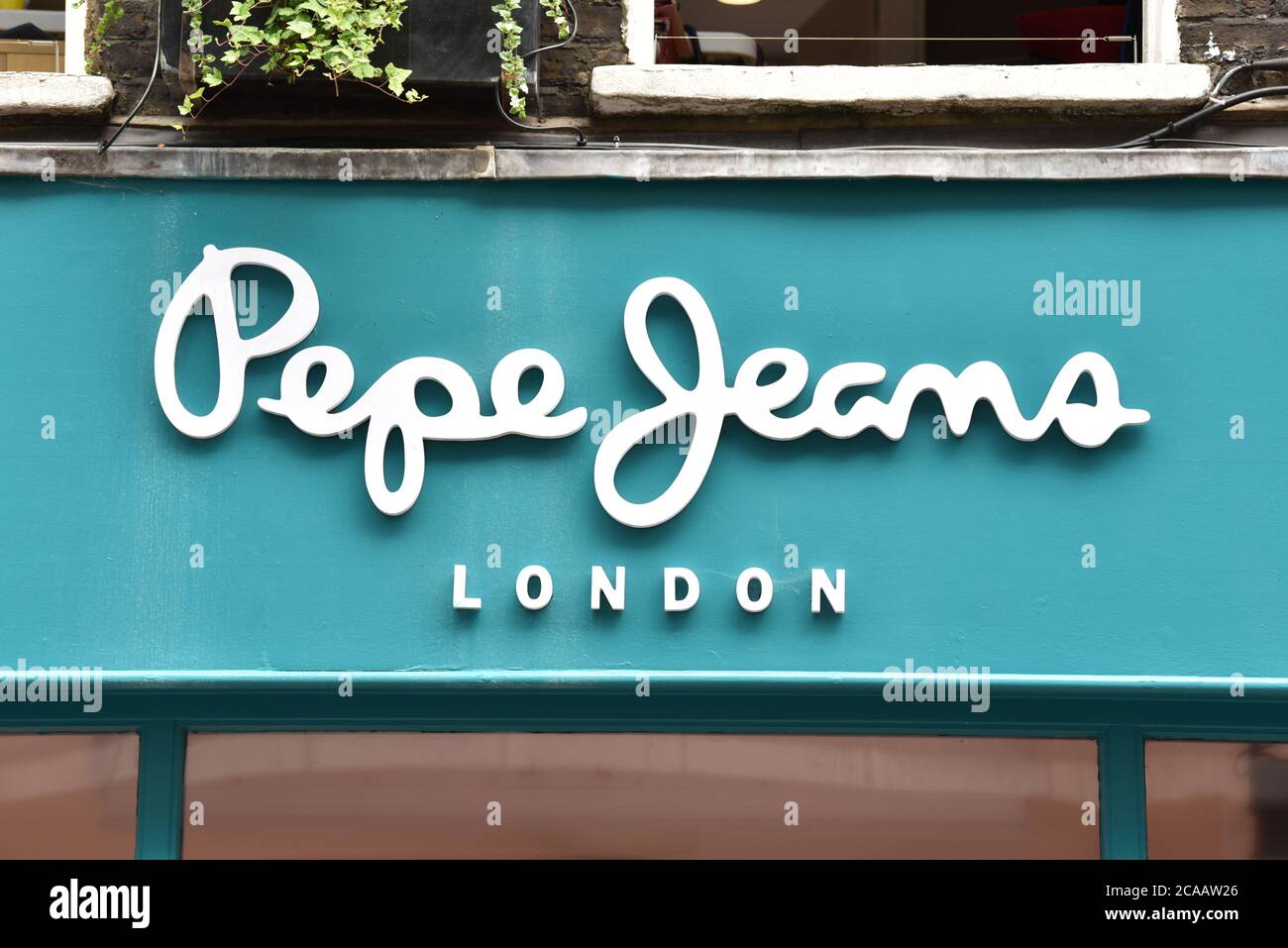 Logo Pepe Jeans dans l'une de leurs boutiques de Londres Photo Stock - Alamy