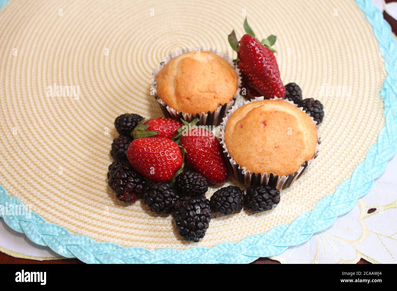 Muffins frais avec myrtilles et fraises Banque D'Images