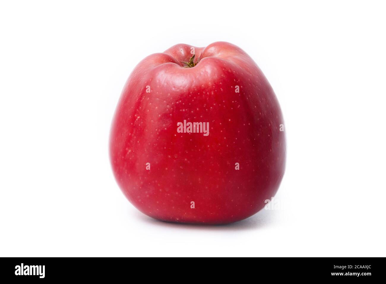 Déchiquetage de pomme rouge isolée sur fond blanc. Pomme fraîche biologique. Masque. Banque D'Images