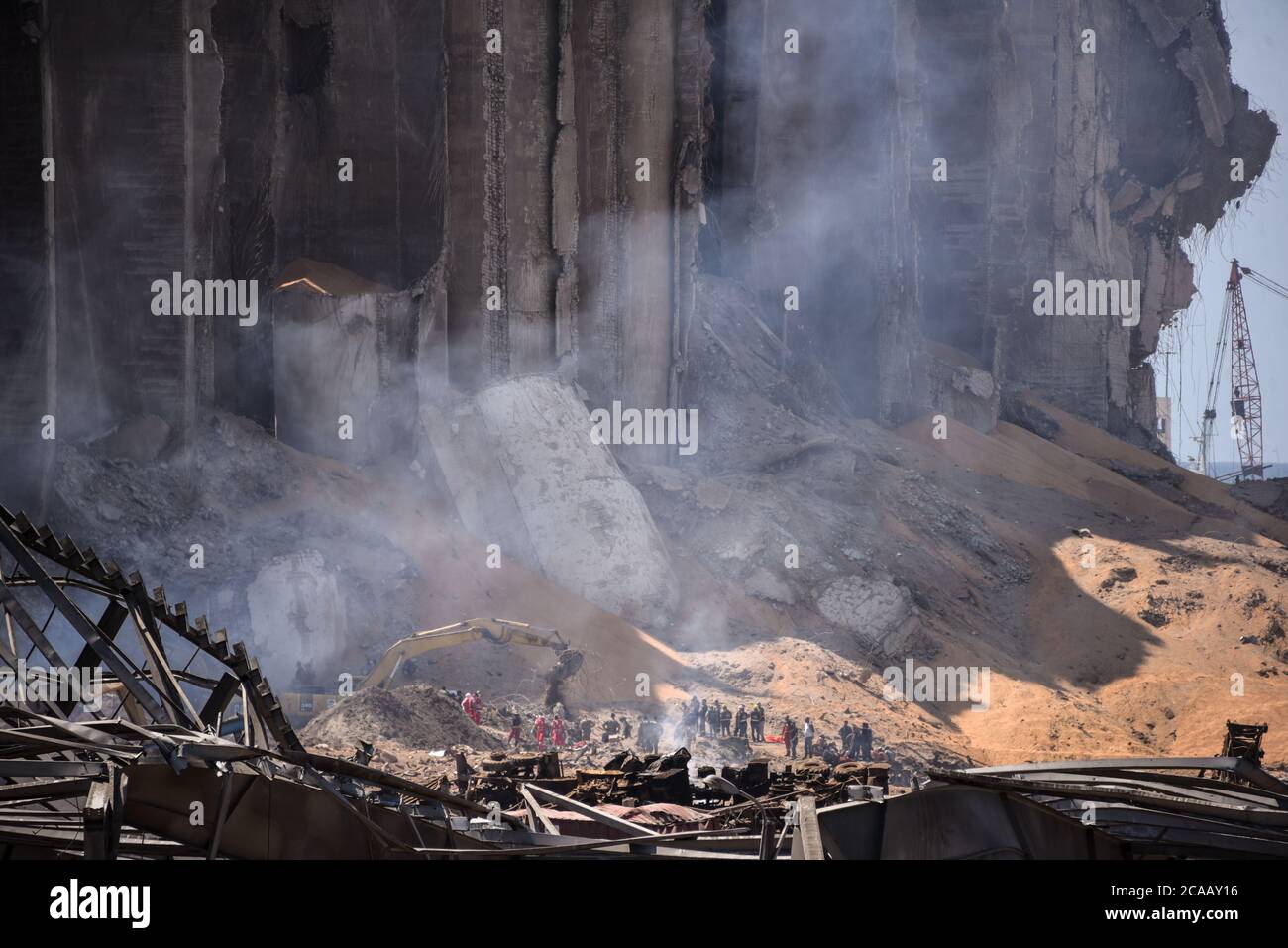 Beyrouth, Liban, le 5 août 2020. Les équipes d'intervention en cas de crise travaillent au sol zéro d'une explosion catastrophique dans le port de la capitale qui a détruit de vastes zones de la banlieue nord de la ville, blessant plus de 6000 personnes, avec un nombre de morts de plus de deux cents. Elizabeth FITT Banque D'Images