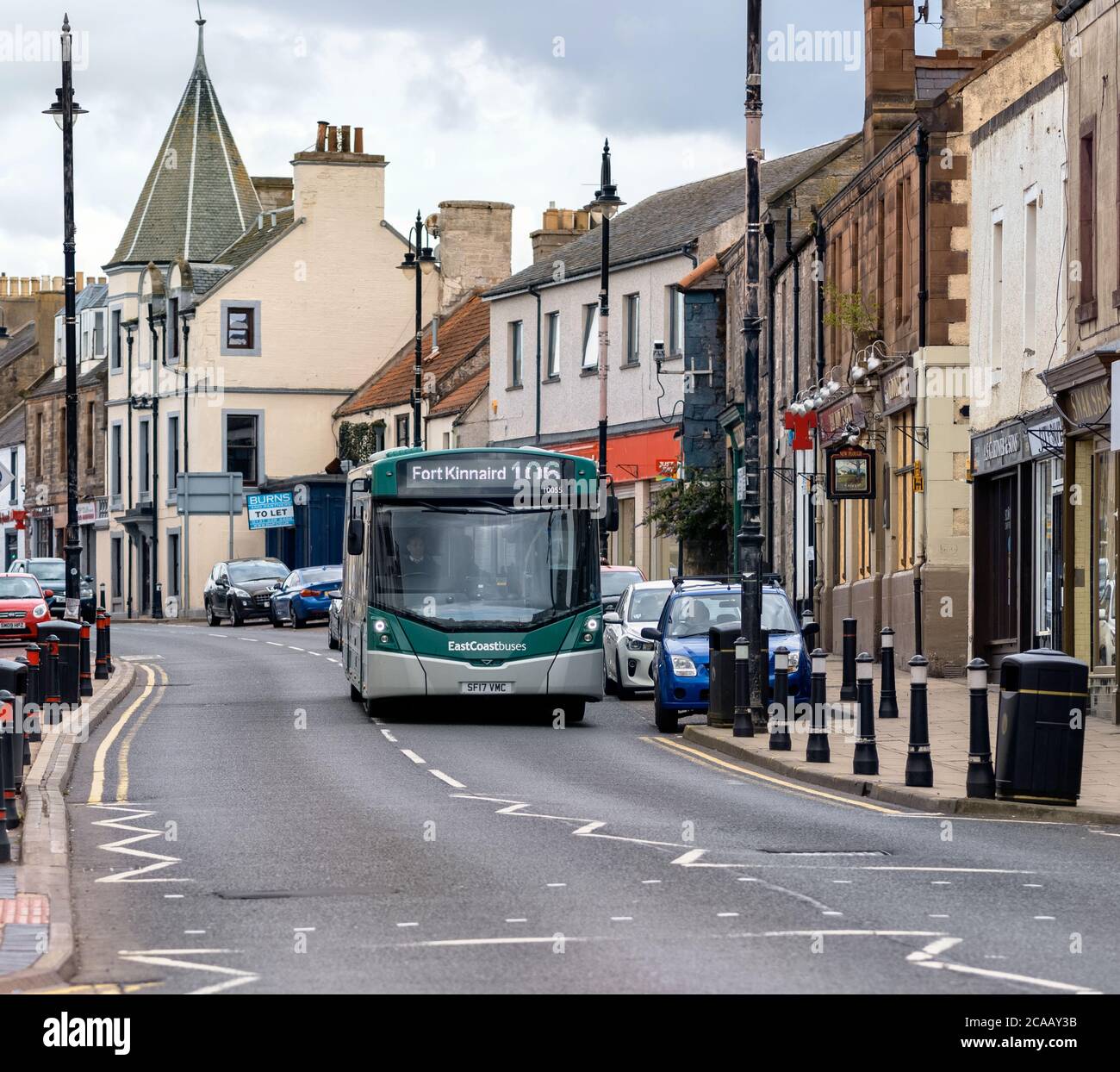 106 bus dans High Street, Tranent, East Lothian, Écosse, Royaume-Uni. Banque D'Images