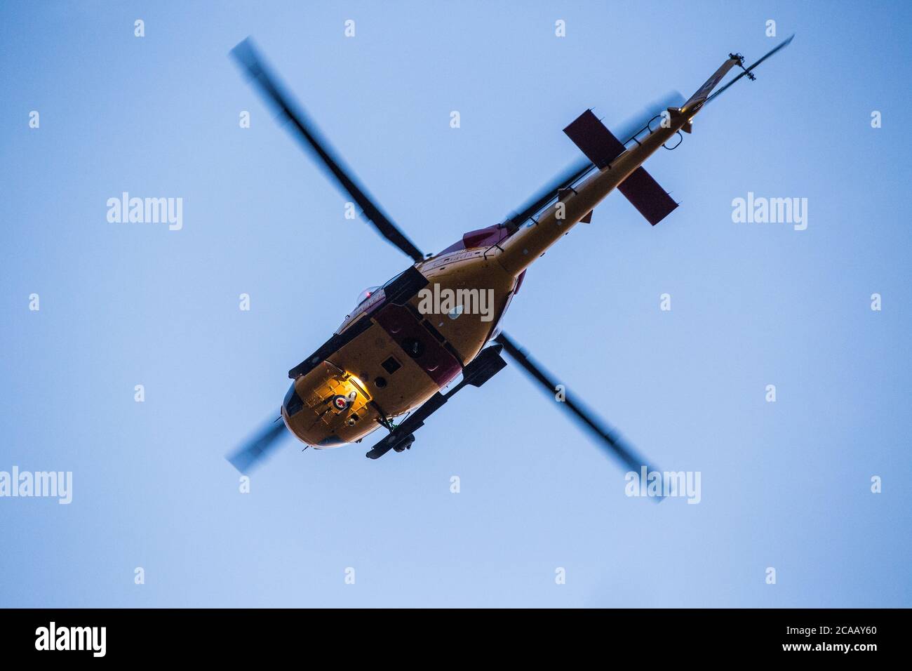Hélicoptère de recherche et de sauvetage dans le ciel, vue de dessous. Banque D'Images