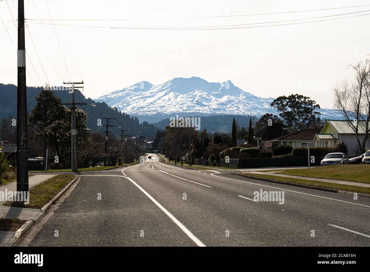 Rue vide à Ohakune, Nouvelle-Zélande en hiver, avec le Mont Ruapehu et le domaine skiable de Turoa en arrière-plan. Banque D'Images