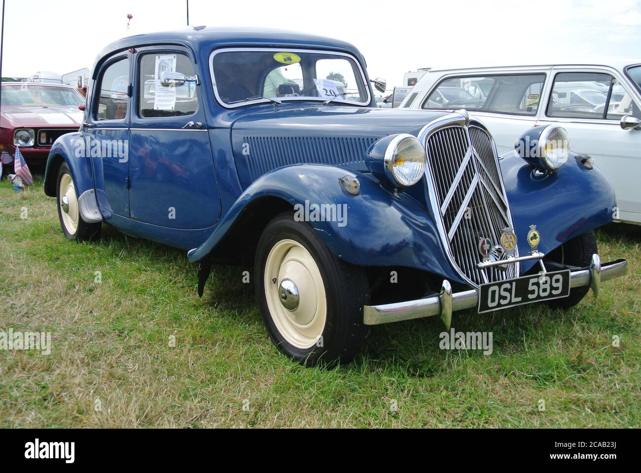 Un avant de traction Citroën 1955 est exposé à la foire à vapeur de Torbay, Churston, Devon, Angleterre, Royaume-Uni. Banque D'Images