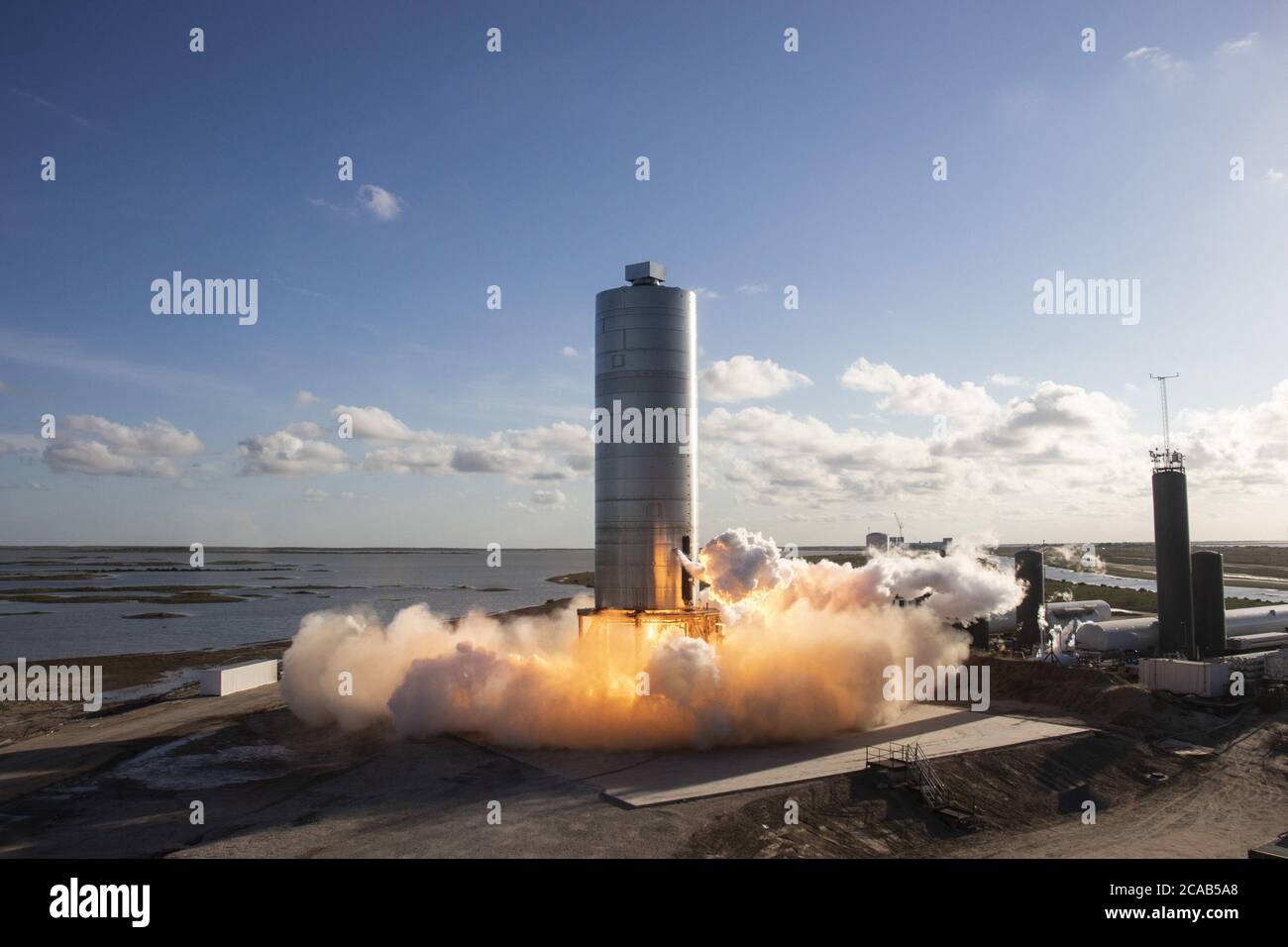 Boca Chica, États-Unis. 05 août 2020. Le prototype pleine grandeur SN5 du Starship de SpaceX a terminé son premier vol d'essai réussi, s'montant à 490 mètres (150 pi) au-dessus de Boca Chica, Texas, le mardi 4 août 2020. Peu de temps après le vol, Elon Musk, PDG de SpaceX, a tweeté : « ars a l'air réel. » Photo par SpaceX/UPI crédit: UPI/Alay Live News Banque D'Images