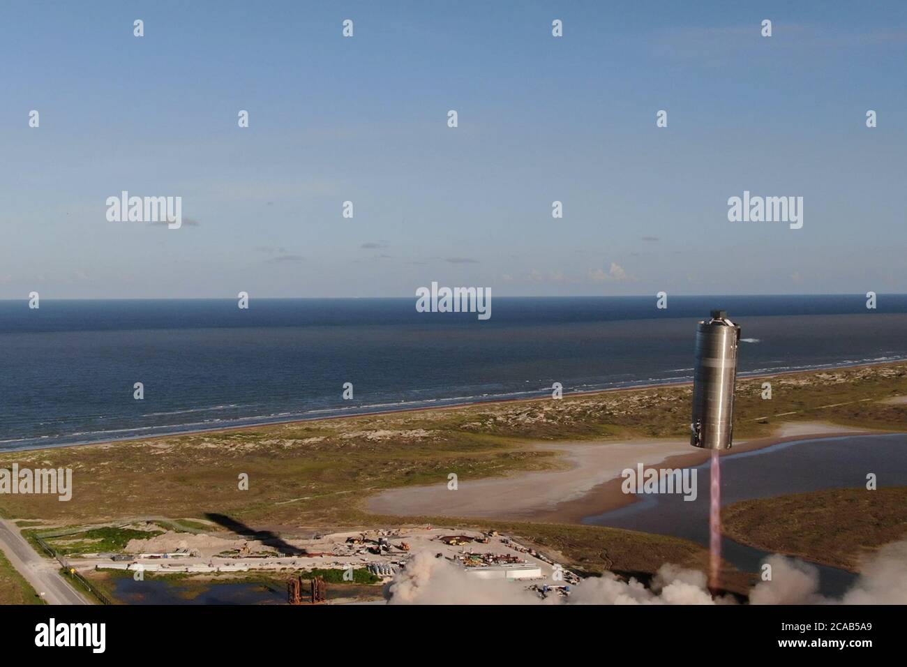Boca Chica, États-Unis. 05 août 2020. Le prototype pleine grandeur SN5 du Starship de SpaceX a terminé son premier vol d'essai réussi, s'montant à 490 mètres (150 pi) au-dessus de Boca Chica, Texas, le mardi 4 août 2020. Peu de temps après le vol, Elon Musk, PDG de SpaceX, a tweeté : « ars a l'air réel. » Photo par SpaceX/UPI crédit: UPI/Alay Live News Banque D'Images