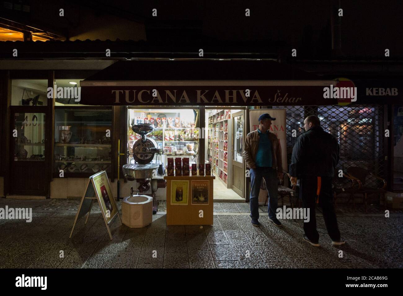 SARAJEVO, BOSNIE - 15 AVRIL 2017 : les cafés bosniaques, à proximité d'un plat à rôtir et d'un moulin, prêts à être vendus la nuit à bascarsija. Également appelé Bosanska K. Banque D'Images