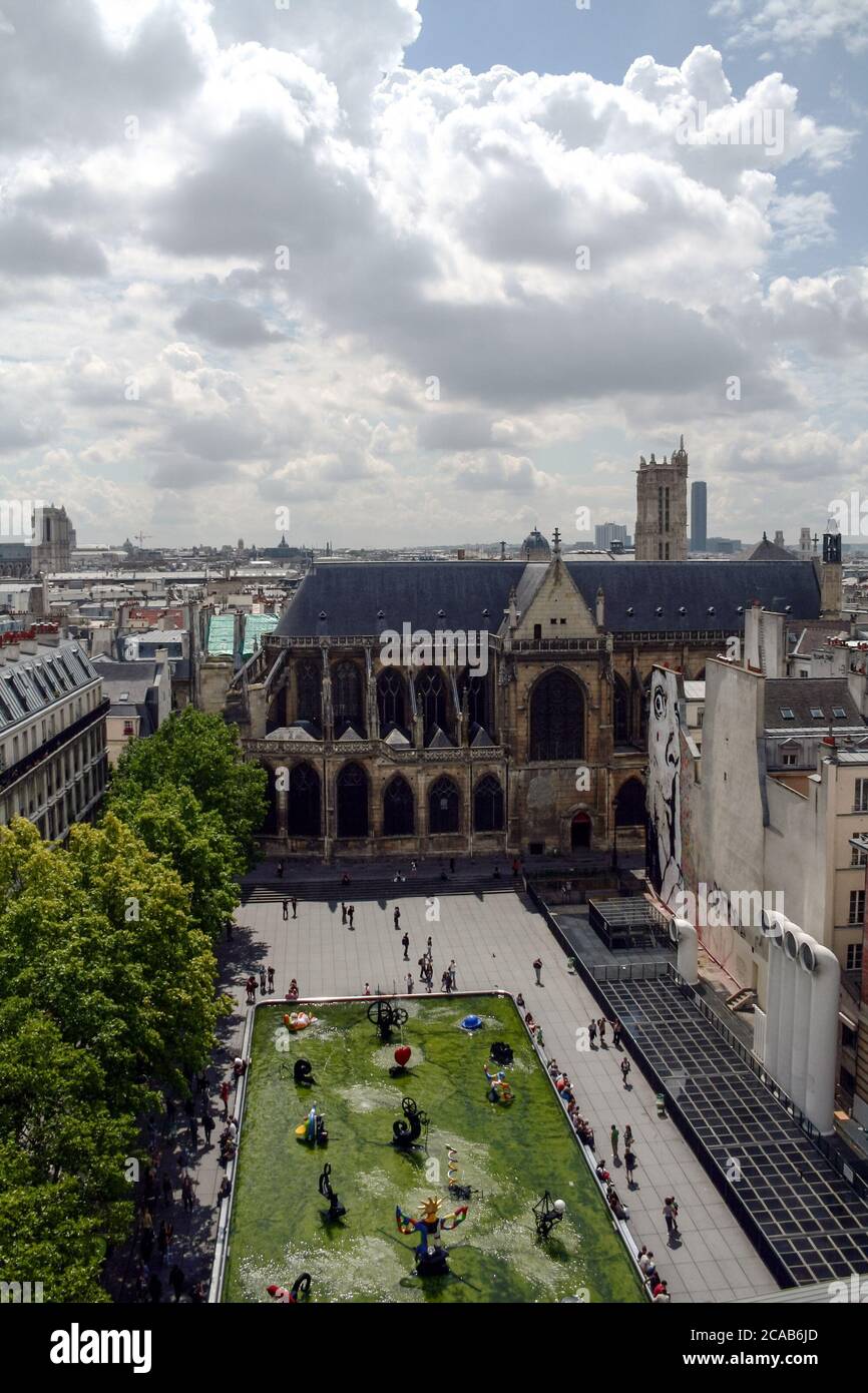 PARIS, FRANCE - 22 JUILLET 2011 : panorama aérien des gratte-ciel de Paris avec la place Igor Stravinsky et l'église Eglise Saint Merri, un ch catholique Banque D'Images