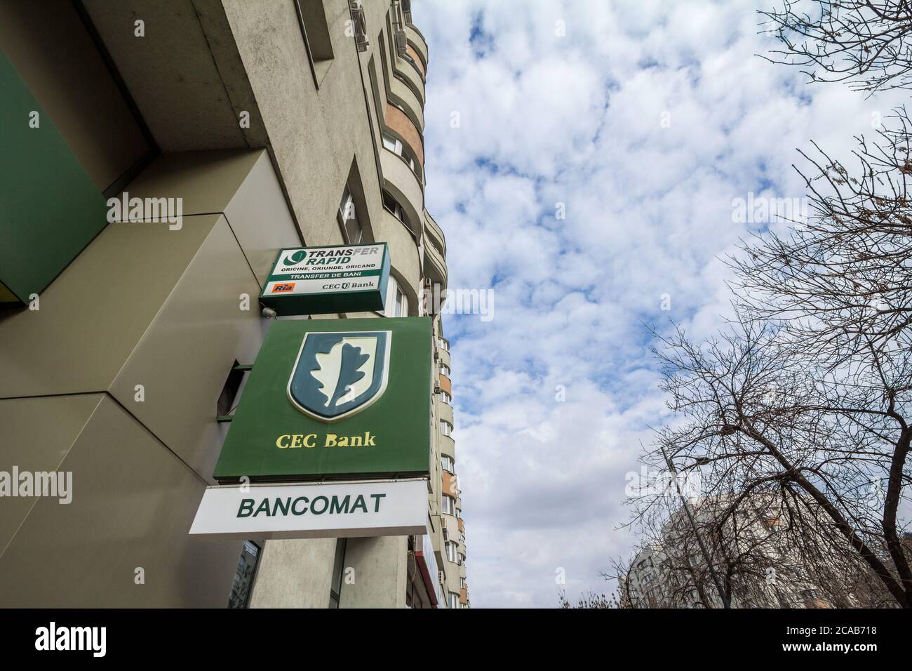 BUCAREST, ROUMANIE - 15 FÉVRIER 2020 : logo de la CEC en face d'une banque locale de Bucarest. La banque CEC, ou casa de economii si consemnatiuni, est une rom Banque D'Images