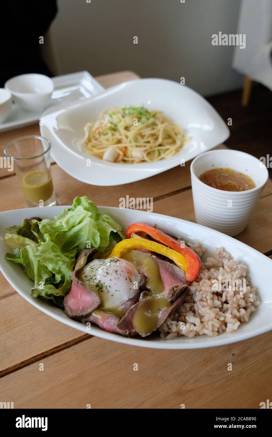 Délicieux steak de wagyu japonais avec du riz brun sain dans un café japonais. Banque D'Images