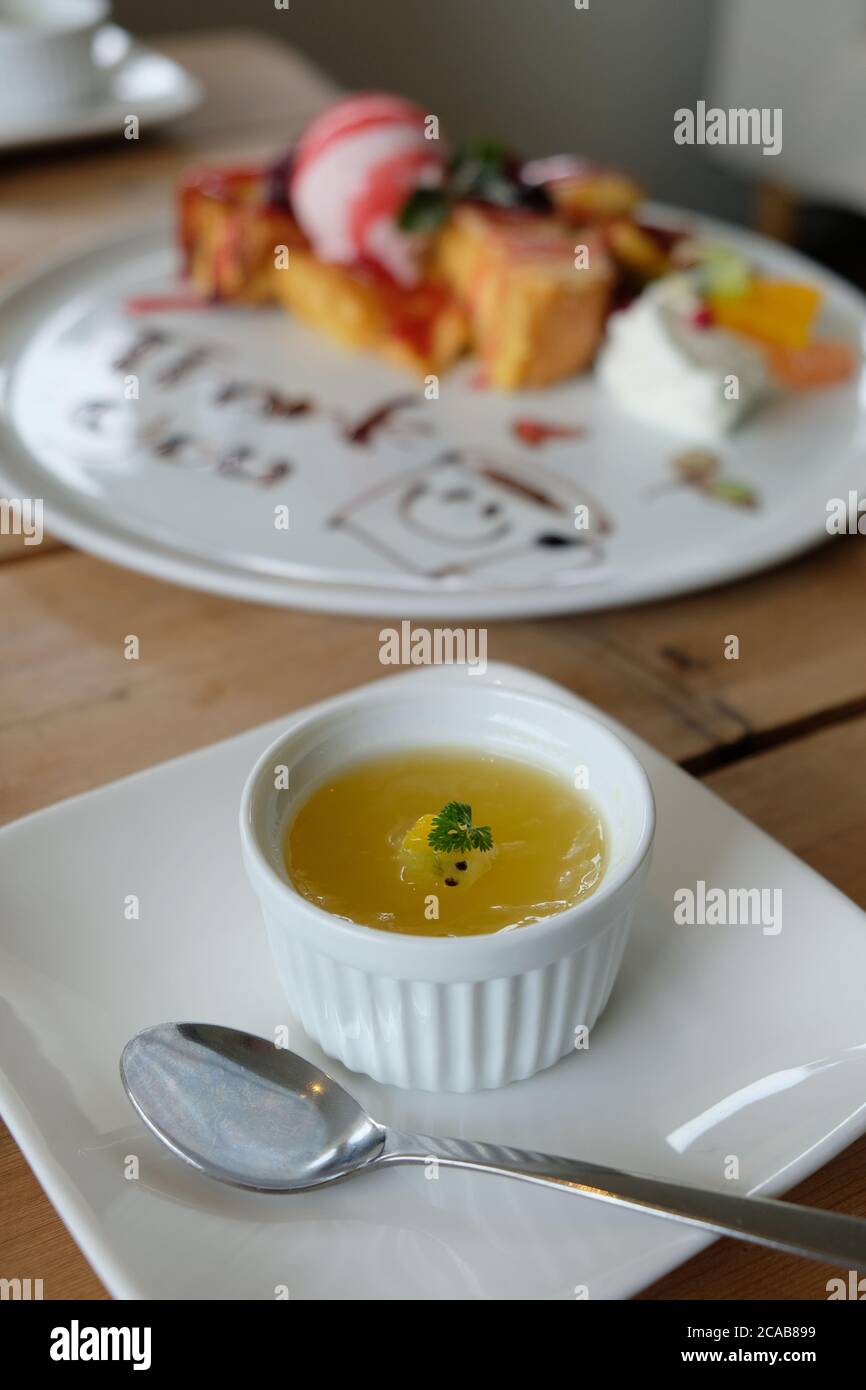 Dessert au yuzu japonais avec une touche de mandarine locale de saison dans un café japonais. Banque D'Images