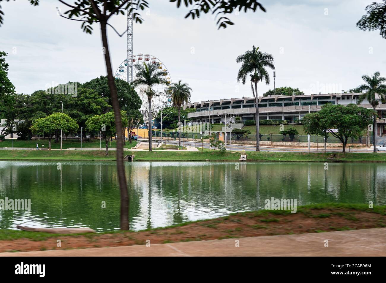 Vue de l'autre côté du lac Pampulha du club fédéral Caixa Economica et du parc d'attractions Guanabara. Vue depuis l'avenue Otacilio Negrao de Lima. Banque D'Images