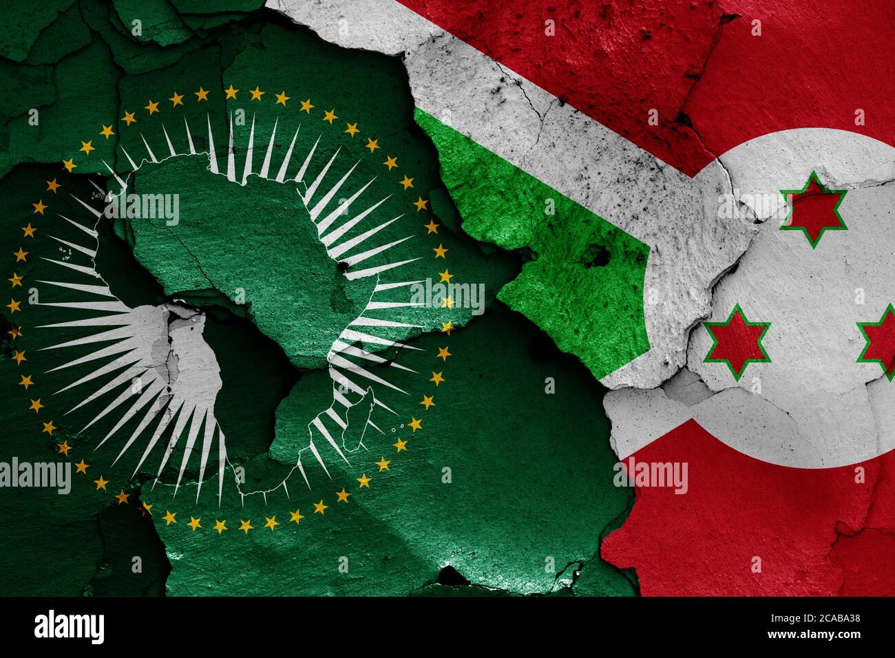 Drapeaux de l'Union africaine et du Burundi peints sur un mur fissuré Banque D'Images
