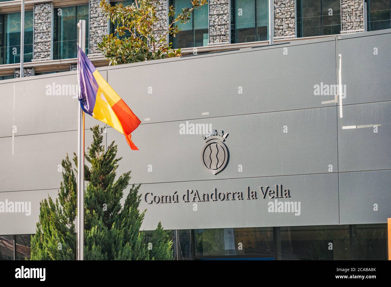 Un drapeau andorran devant les bureaux municipaux d'Andorre-la-Vieille Banque D'Images