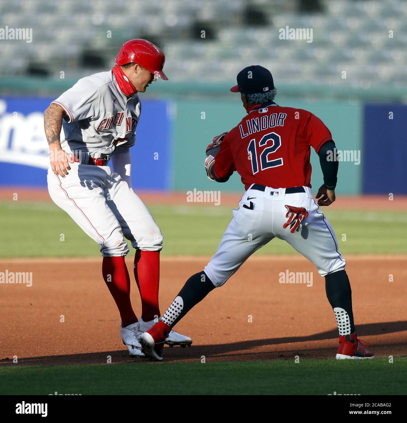 Cleveland, États-Unis. 05 août 2020. Cleveland Indians Francisco Lindor (12) marque le départ de Cincinnati Reds Nick Senzel (15) essayant de voler la deuxième base pendant le deuxième repas au progressive Field à Cleveland, Ohio, le mercredi 5 août 2020. Photo par Aaron Josefczyk/UPI crédit: UPI/Alay Live News Banque D'Images