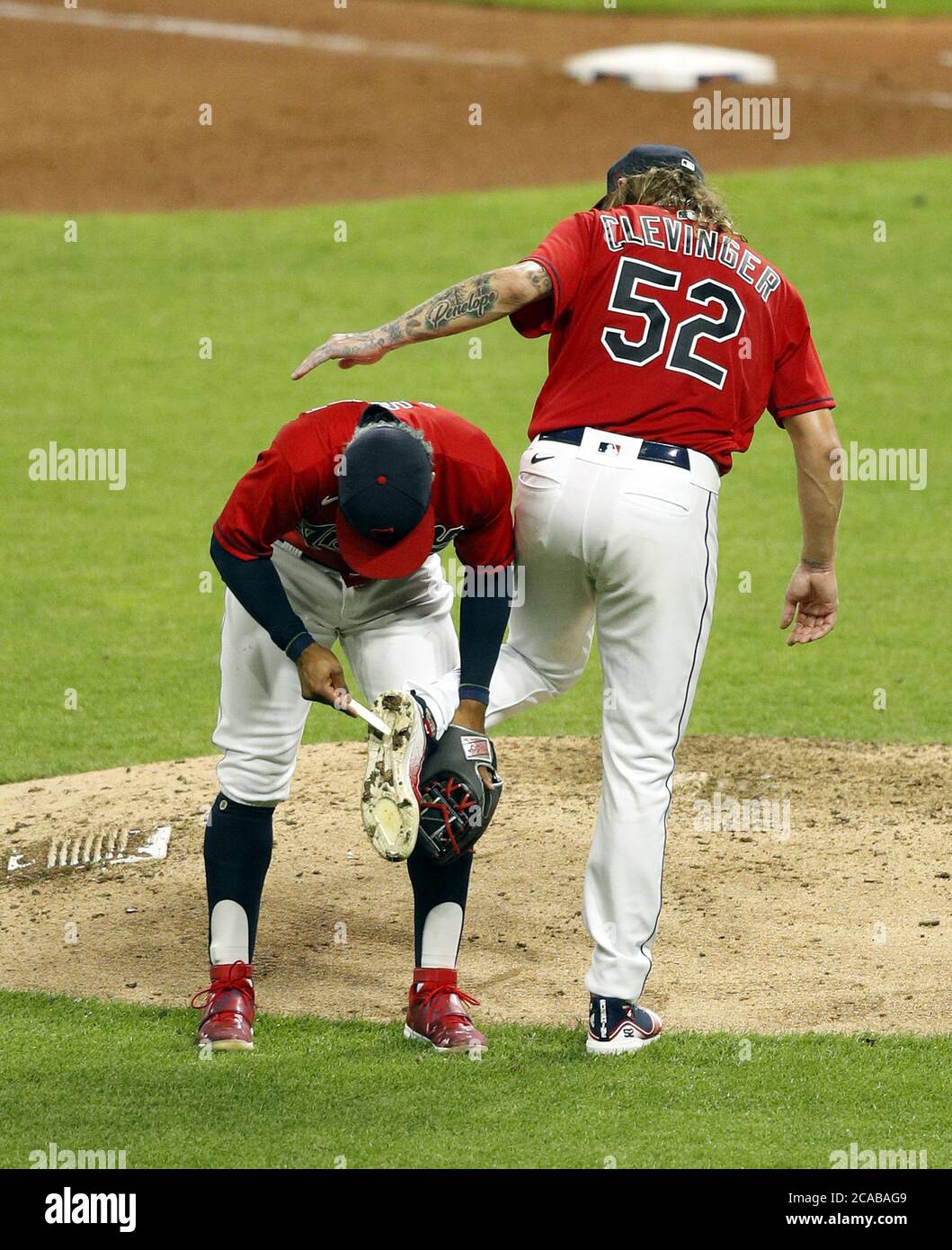 Cleveland, États-Unis. 05 août 2020. Cleveland Indians Francisco Lindor (12) nettoie les crampons du pichet Mike Clevinger (52) pendant le sixième repas contre les Cincinnati Reds au progressive Field à Cleveland, Ohio, le mercredi 5 août 2020. Photo par Aaron Josefczyk/UPI crédit: UPI/Alay Live News Banque D'Images