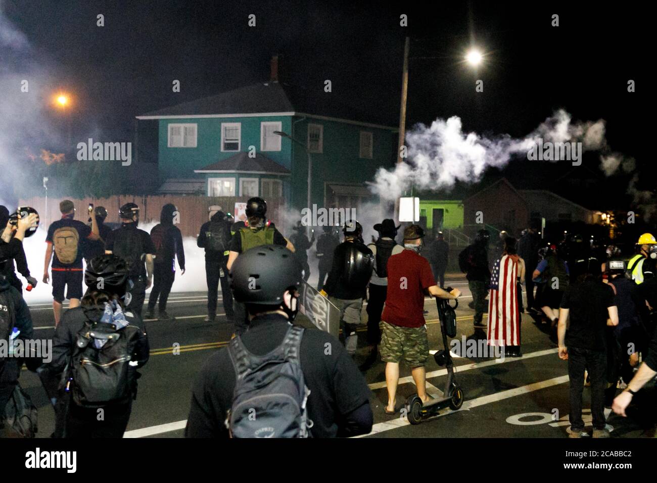 Portland, États-Unis. 05 août 2020. La police lance des grenades de fumée à leur départ. Des centaines de personnes se rassemblent dans le bâtiment de l'Association de police de Portland, Oregon, le 4 août 2020 pour protester contre la brutalité policière et les inégalités raciales. (Photo de John Rudoff/Sipa USA) crédit: SIPA USA/Alay Live News Banque D'Images