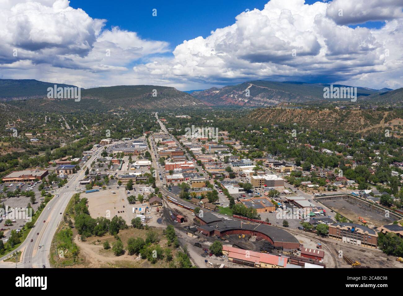 Vue aérienne au-dessus du centre-ville de Durango, du Colorado et des montagnes de San Juan Banque D'Images