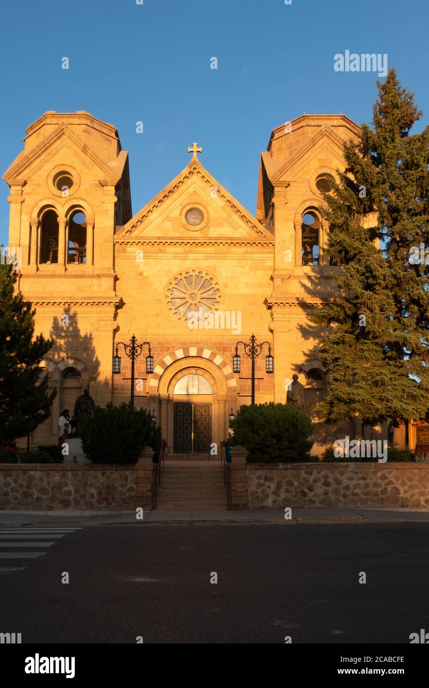 La basilique de la cathédrale Saint François d'Assise dans le centre-ville de Santa Fe, Nouveau-Mexique Banque D'Images