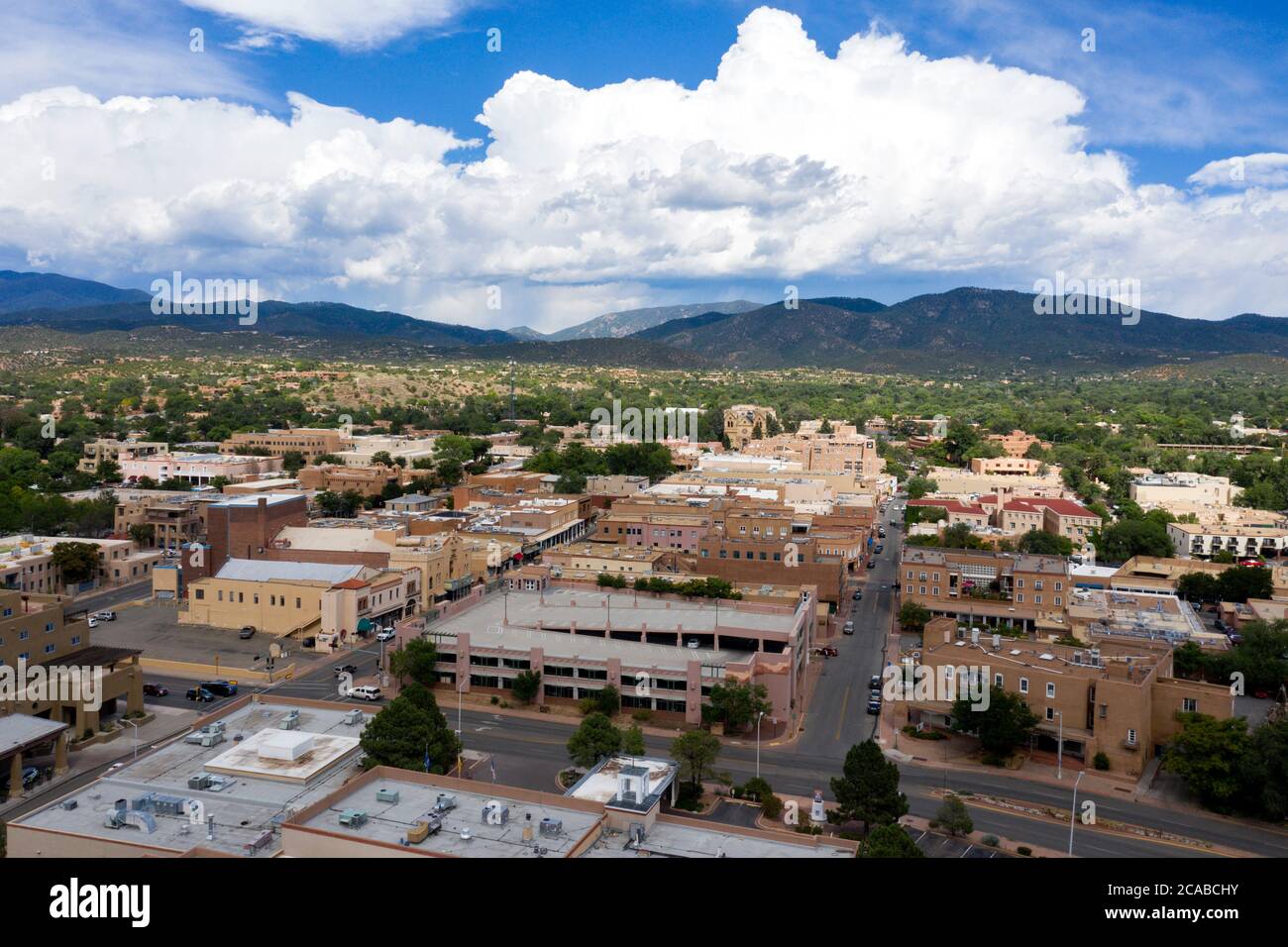 Vue aérienne au-dessus du centre historique du vieux Santa Fe, Nouveau-Mexique Banque D'Images