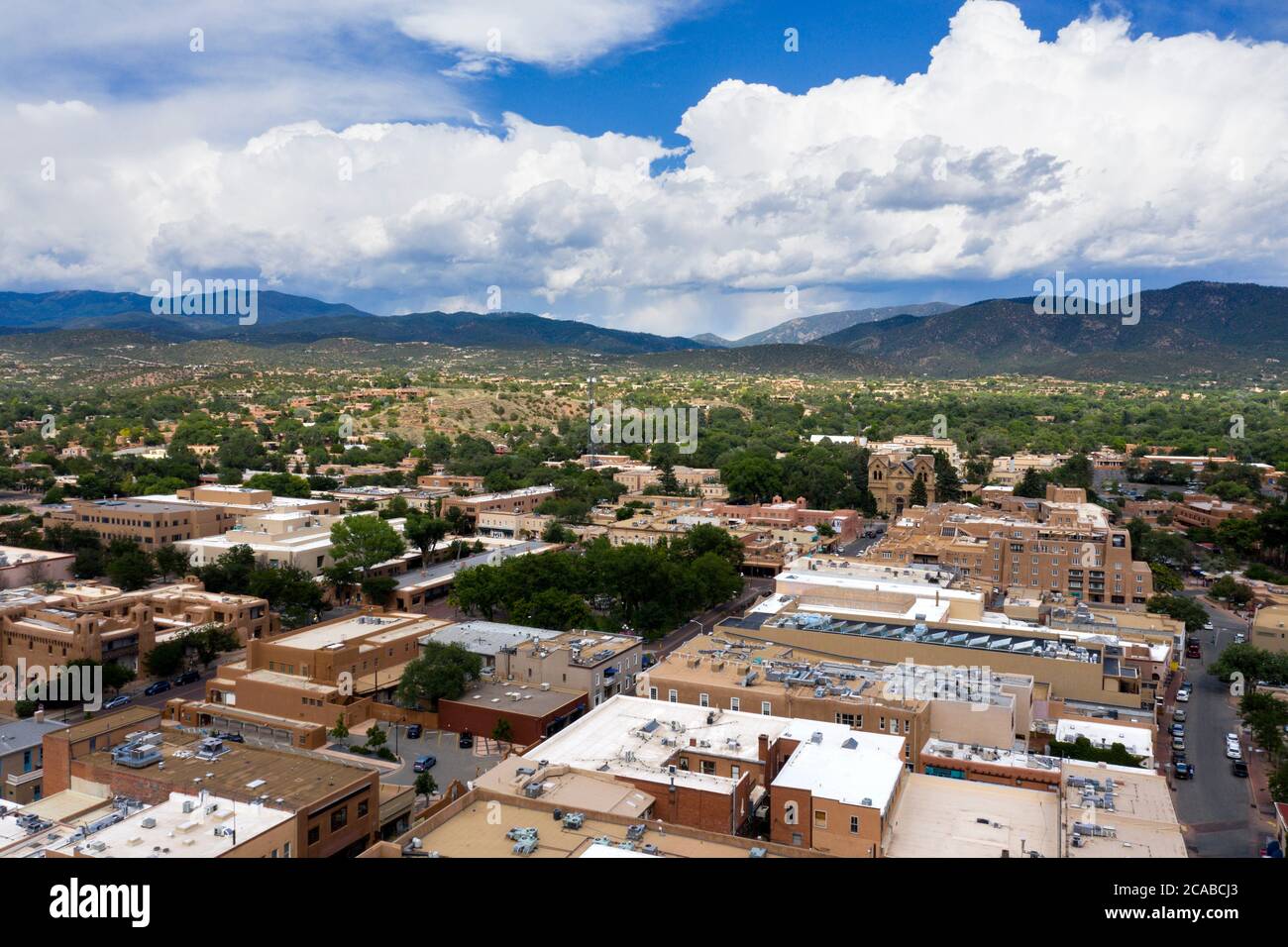 Vue aérienne au-dessus du centre historique du vieux Santa Fe, Nouveau-Mexique Banque D'Images