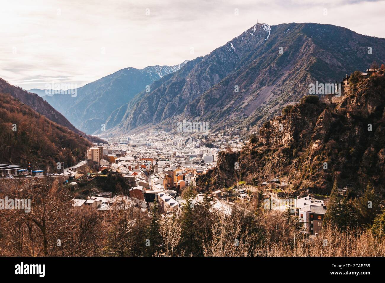 La ville d'Andorre-la-Vieille, capitale d'Andorre, située dans la vallée de la Gran Valira, dans le sud des Pyrénées. Il n'y a que 23,000 résidents Banque D'Images