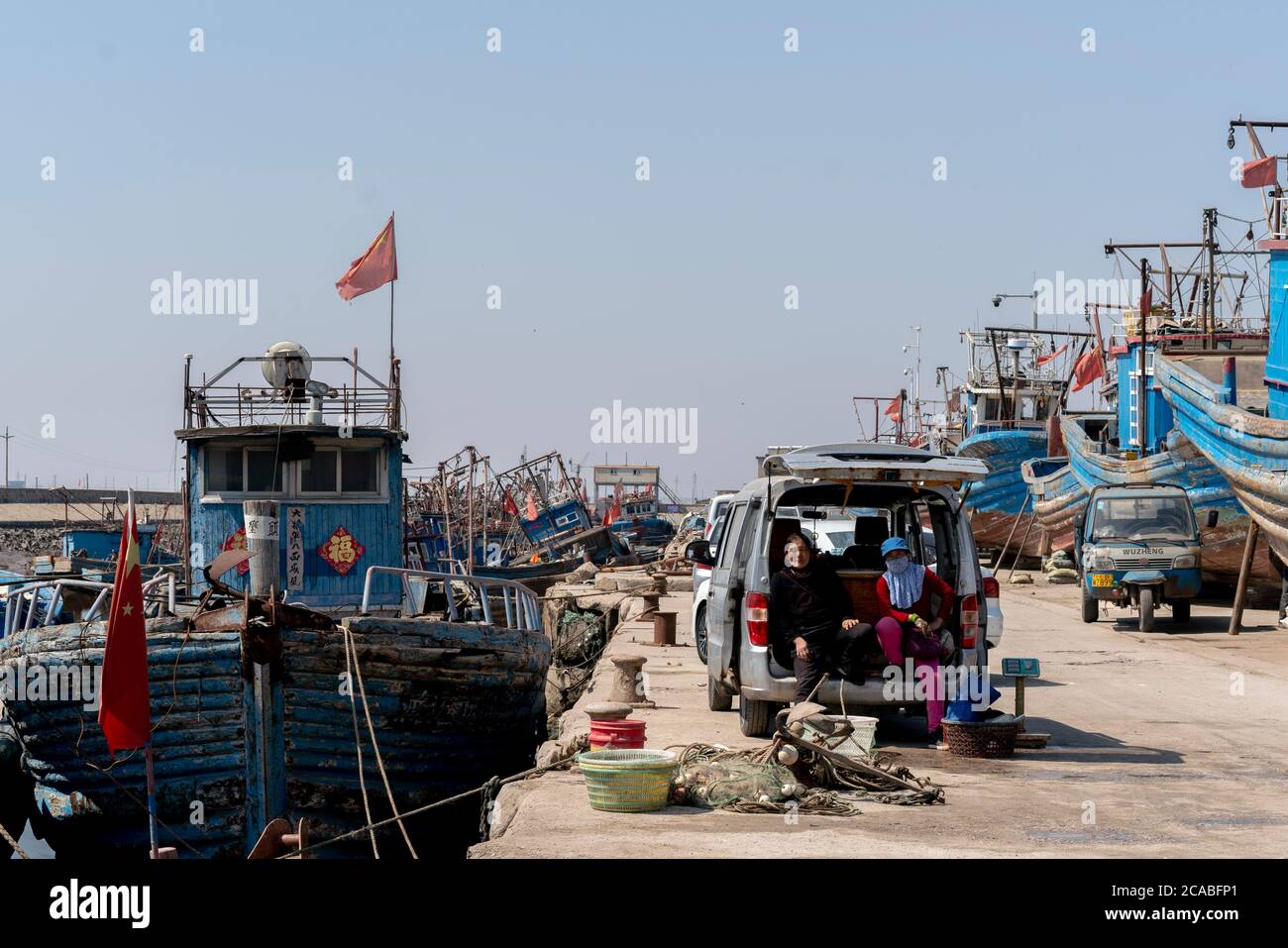 Les pêcheurs vendent des fruits de mer frais récoltés sur la banque. Tianjin est l'un des principaux ports de pêche le long de la mer de Bohai dans le nord de la Chine. Banque D'Images