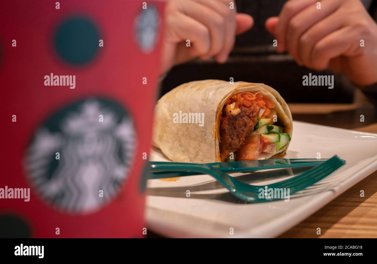 Au-delà des rouleaux de viande farcis avec du bœuf et des légumes alternatifs, vendus dans le café Starbucks sur le marché chinois. Banque D'Images