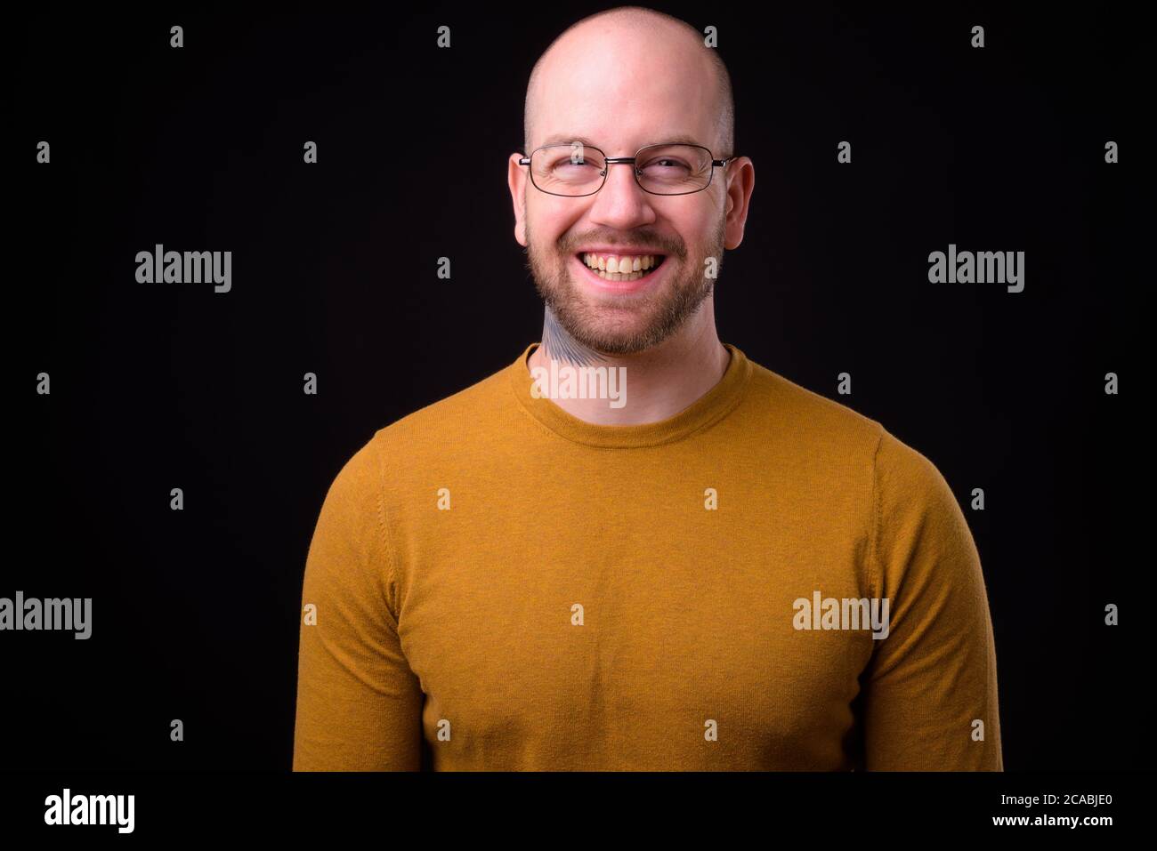 Portrait d'un homme à barbe chauve heureux Banque D'Images
